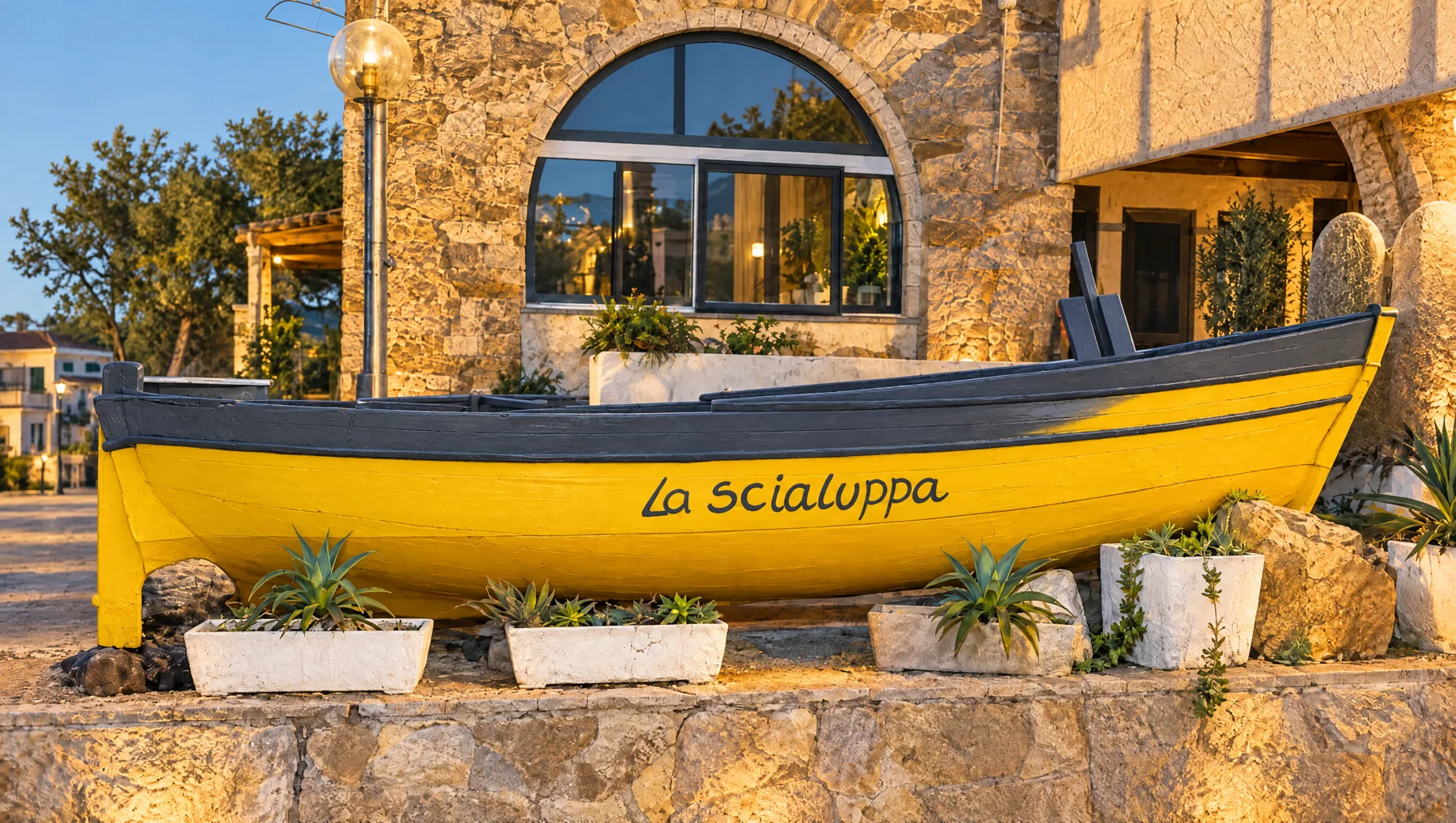 La barca gialla La Scialuppa davanti al ristorante