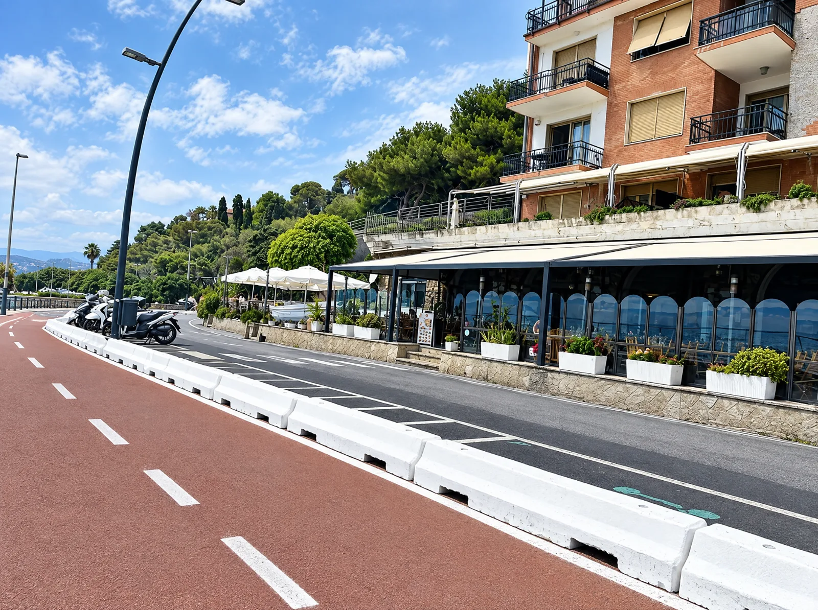 La Scialuppa vista dalla pista ciclabile del lungomare