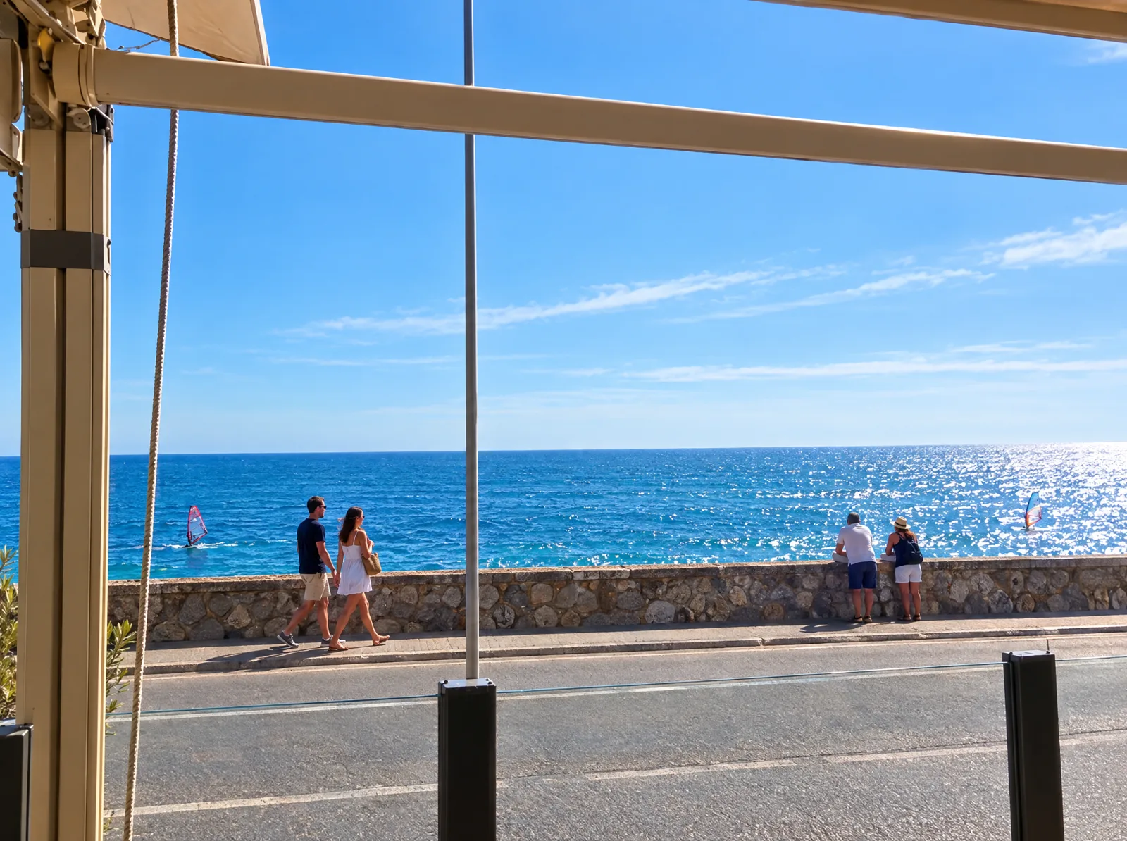 Il lungomare e il mare davanti al ristorante